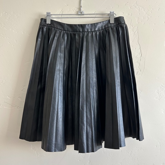 Modbe women's faux leather pleated mini skirt size 6 - Picture 2 of 10